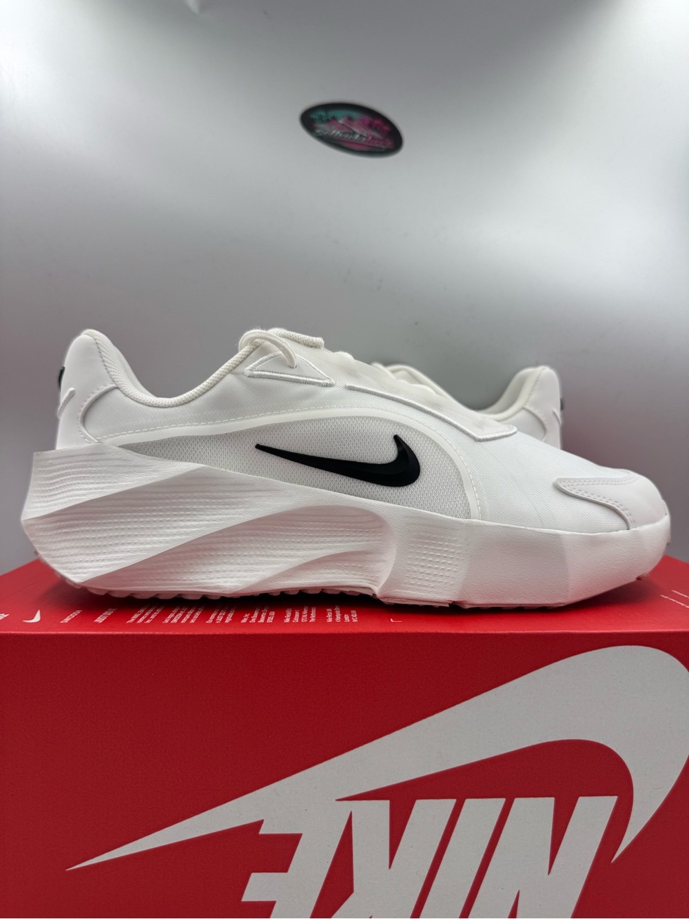 Nike Aura Edge Summit White Black BRAND NEW Size 10.5 Women